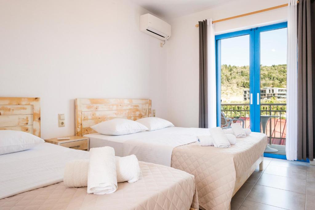 Spacious triple room at Blue Horizon with three beds and a balcony