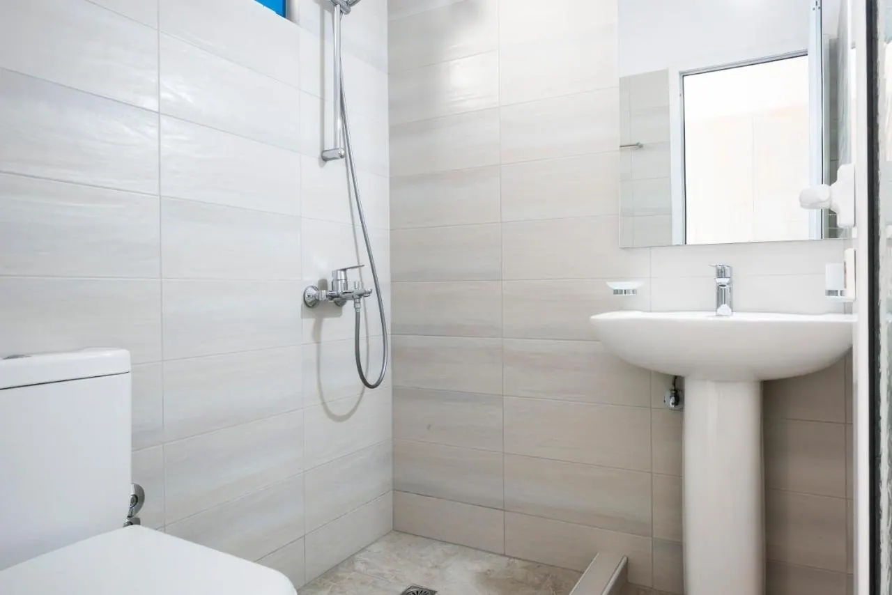 Clean, contemporary en-suite bathroom