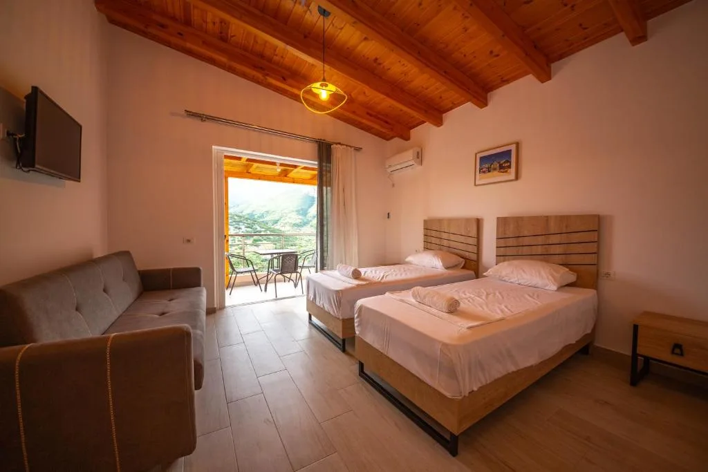 Triple Room with Balcony and Mountain View at Villa Rondo