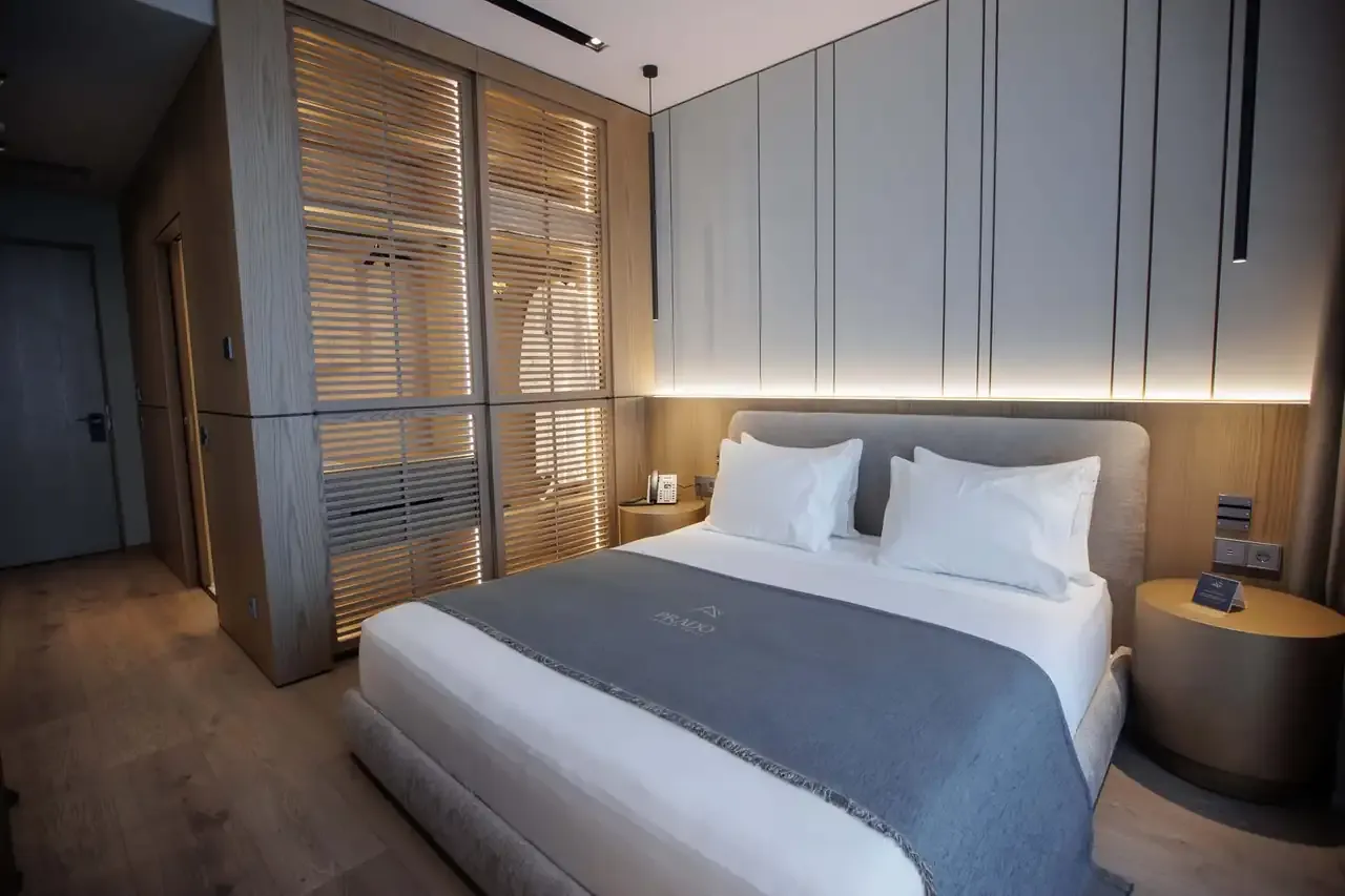The bed and headboard of a Standard Room with Jacuzzi seen from the balcony door