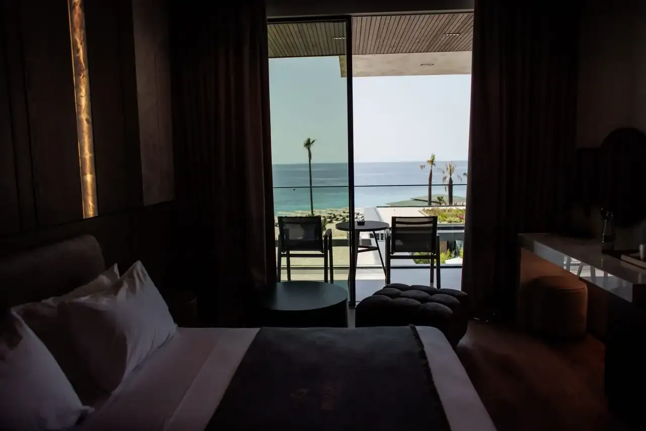 Two chairs and a table on the balcony of a sea-view Standard Room