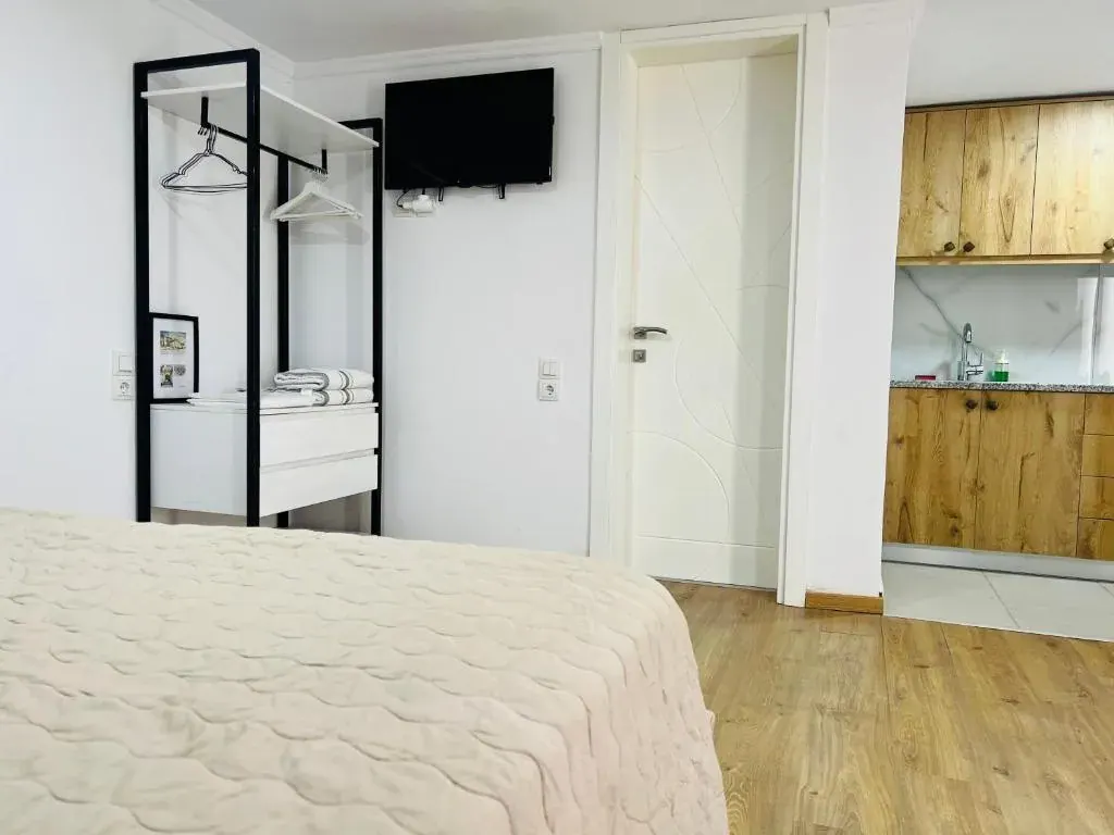 Guesthouse near the Castle of Himare — view 5