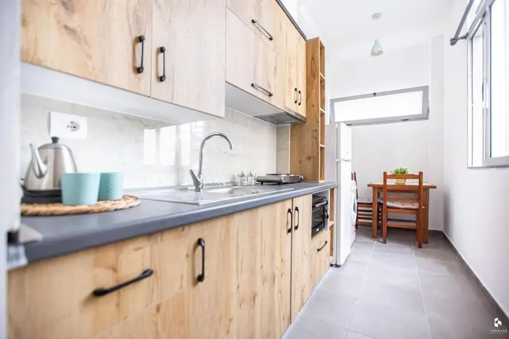 Stylish 1 SUPER Central Studio Apartment — view 3