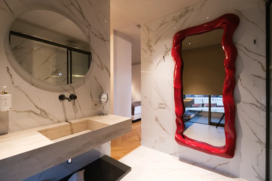 The marble bathroom of the Presidential Suite