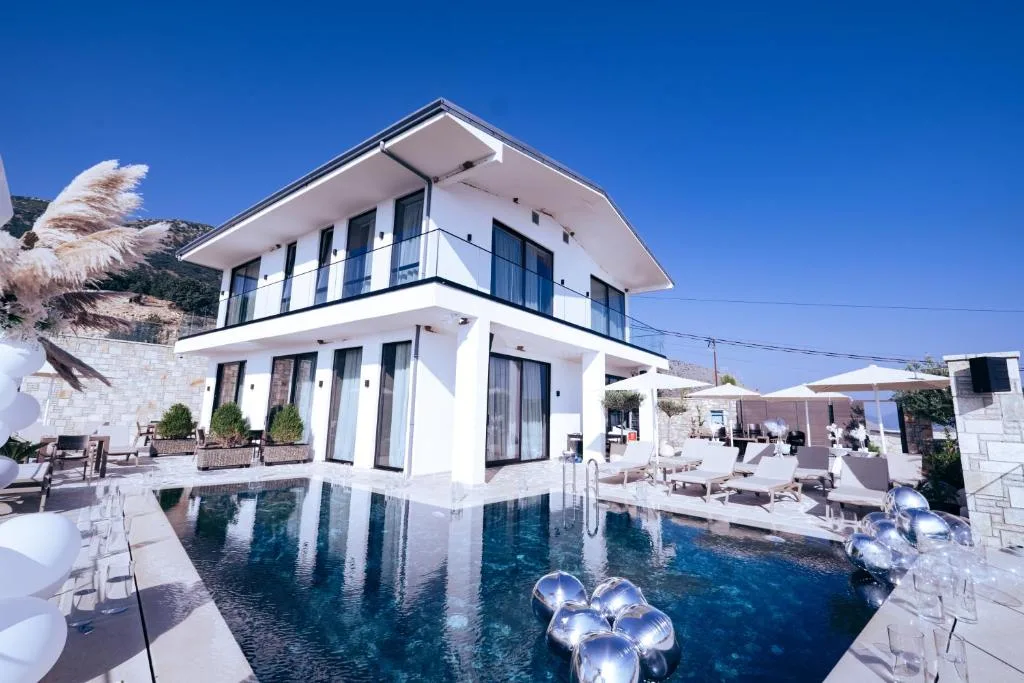 Deluxe Double Room with Balcony and Sea View at Vila Infinity - Luxury Rooms