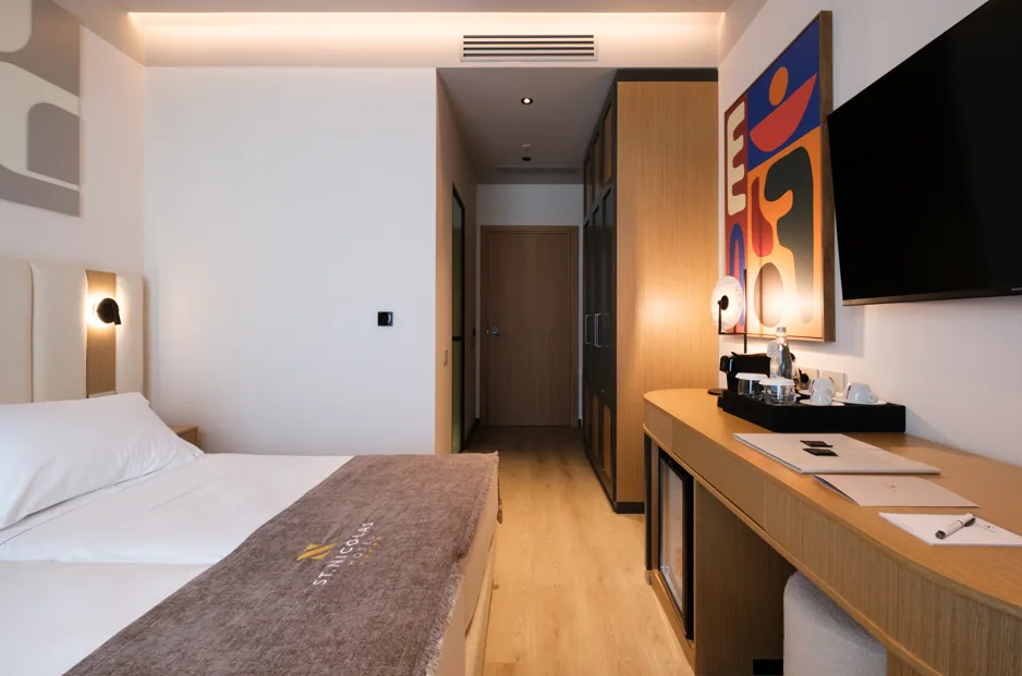 Double Room with City View looking towards the window