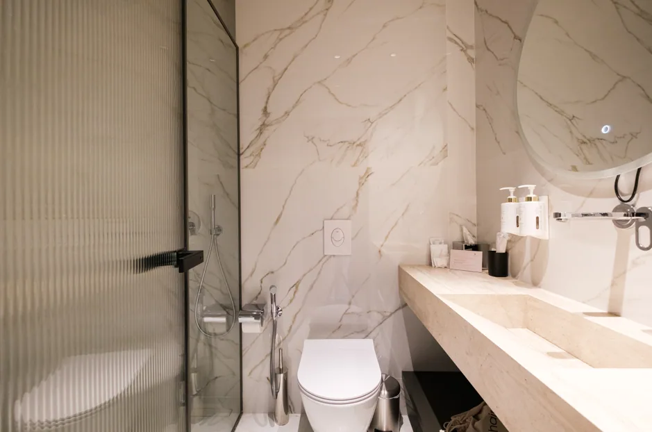 The bathroom of a Double Room with City View
