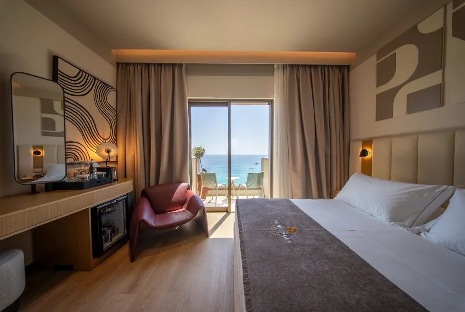 Double Room with Sea View, the balcony door open onto the water