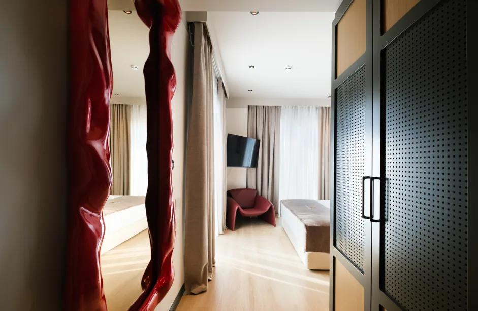 Junior Suite with the sculpted red mirror and reeded glass screen
