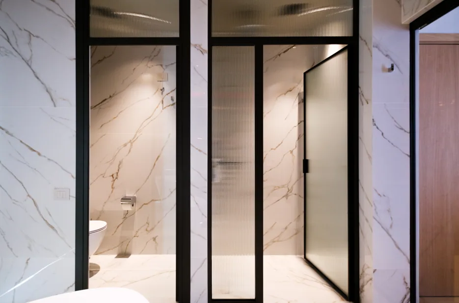 The marble bathroom of the Junior Suite with bath tub