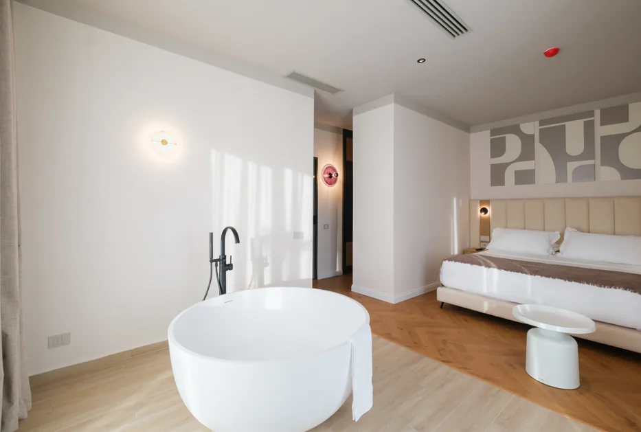 The round bath standing in the bedroom of the Presidential Suite