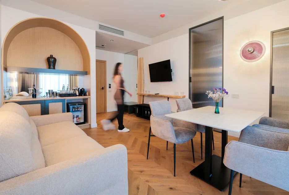 The arched bar niche in the Presidential Suite